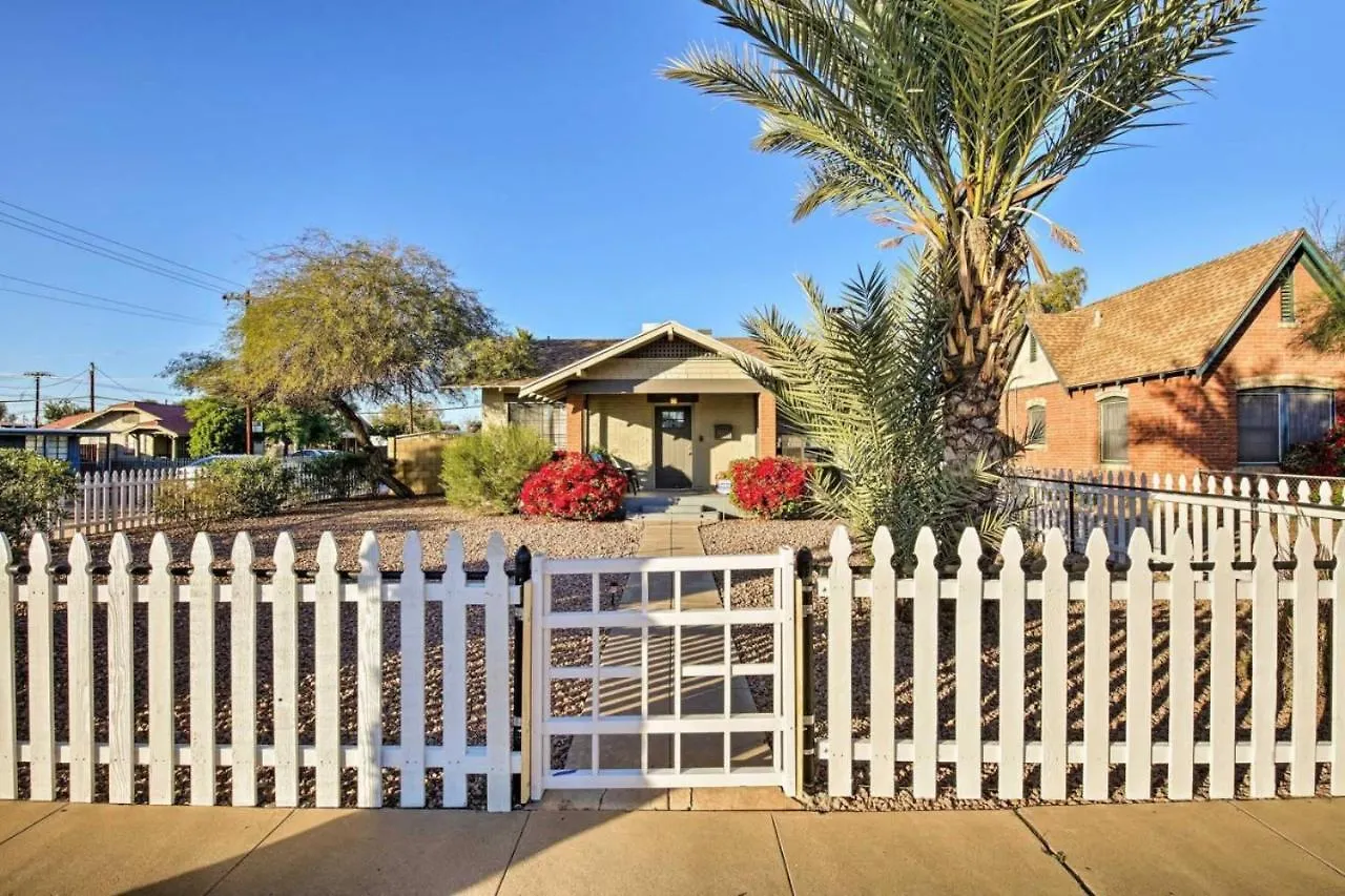 Palm House - Phoenix Home With Renovated Pool And String Lights بيت للعطل